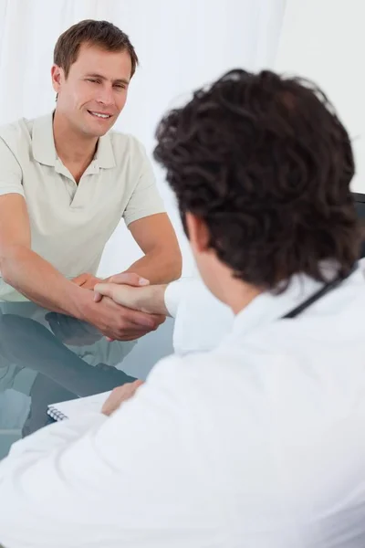 Hombre Apretando Mano Sus Médicos —  Fotos de Stock