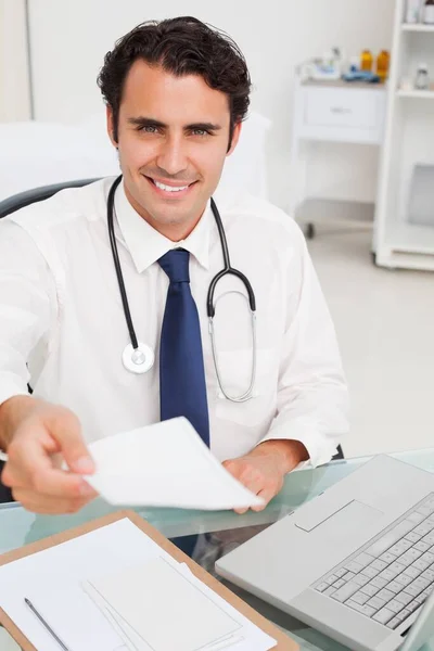 Sorrindo Médico Entregando Uma Prescrição — Fotografia de Stock