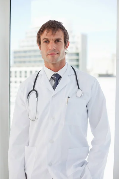 窓の前に立っている外科医 — ストック写真