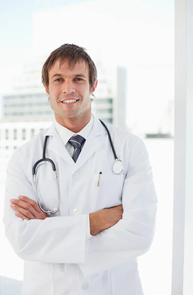 Sorrindo Médico Ereto Cruzar Braços — Fotografia de Stock