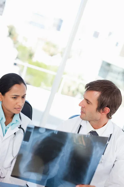 Médecin Sérieux Regardant Une Radiographie Pulmonaire Assis Bureau Avec Collègue — Photo