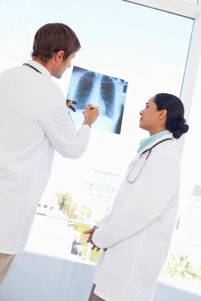 Vue Arrière Deux Médecins Regardant Une Radiographie Devant Fenêtre — Photo