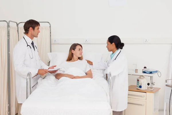 Ontspannen Patiënt Liggend Een Ziekenhuisbed Terwijl Hij Omringd Wordt Door — Stockfoto