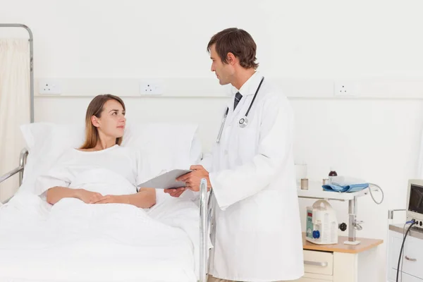 Paziente Rilassato Sdraiato Letto Mentre Parla Con Medico — Foto Stock