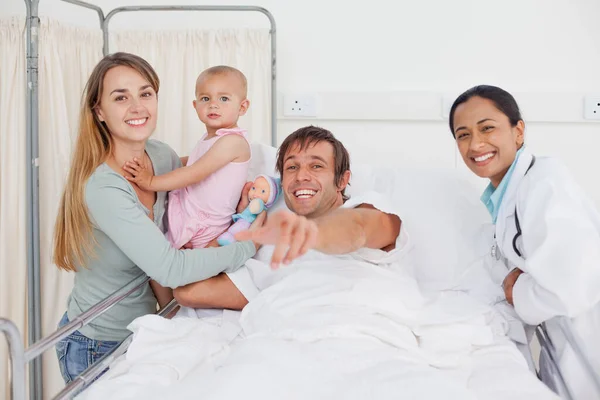 Hombre Sonriente Que Señala Cámara Mientras Acompañaba Familia — Foto de Stock