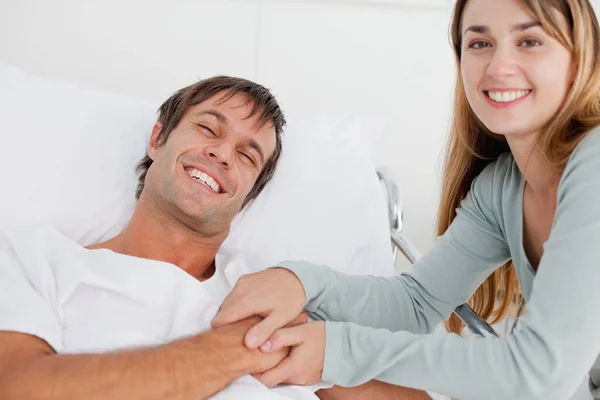 Lächelndes Paar Hält Händchen Krankenhauszimmer — Stockfoto