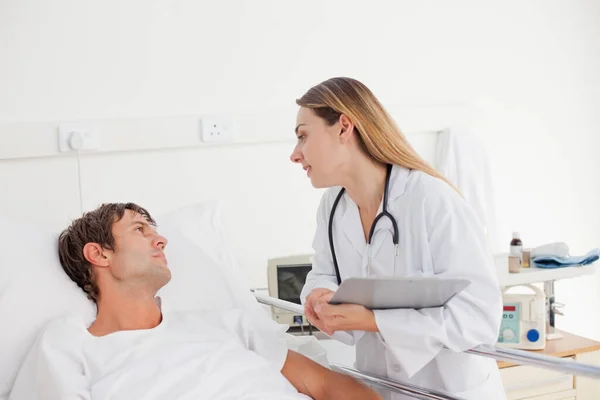 Dottore Parlando Con Suo Paziente Che Sdraiato Letto Ospedale — Foto Stock