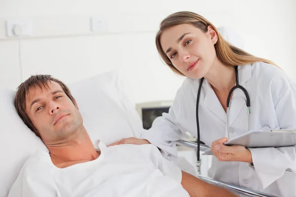 Ein Patient Und Ein Arzt Blicken Die Kamera — Stockfoto