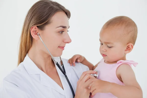 Dottore Guardando Bambino Mentre Auscultava Lei — Foto Stock