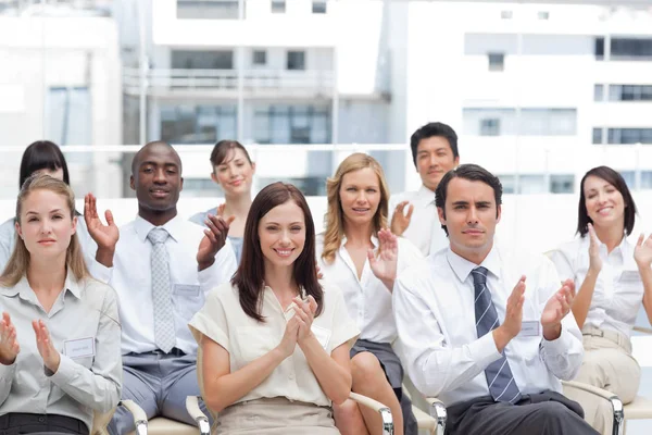 Skupina Kolegů Tleskala Když Spolu Seděli — Stock fotografie