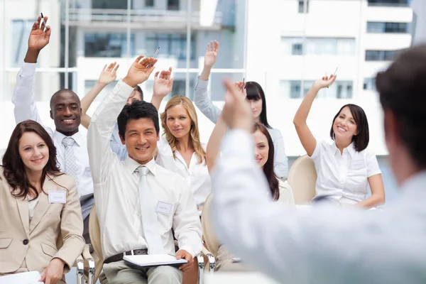 Podnikatel Ukazuje Své Kolegy Když Zvedají Ruce — Stock fotografie