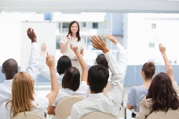 Publiczność Podnosi Ręce Patrząc Bizneswoman — Zdjęcie stockowe
