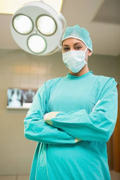Enfermeira Com Braços Cruzados Enquanto Usava Roupas Cirúrgicas Uma Sala — Fotografia de Stock