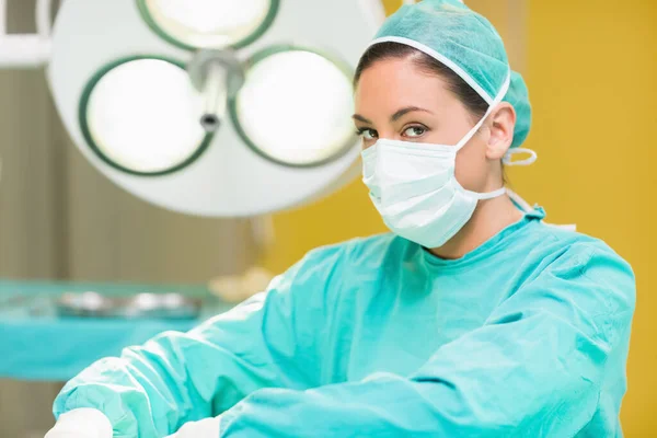Cirurgiã Concentrada Olhando Para Câmera Centro Cirúrgico — Fotografia de Stock