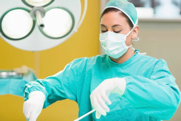 Cirujano Femenino Que Utiliza Herramientas Quirúrgicas Teatro Operaciones — Foto de Stock