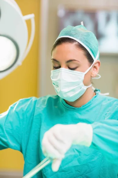 Chirurgien Féminin Concentré Utilisant Des Outils Chirurgicaux Salle Opération — Photo