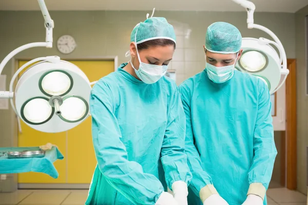 Dos Cirujanos Trabajando Quirófano —  Fotos de Stock