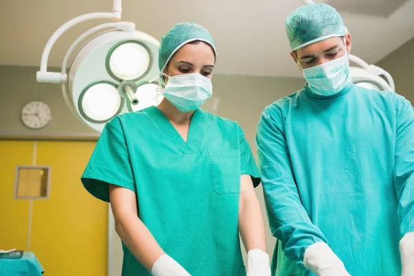 Los Cirujanos Que Observan Mesa Operaciones Teatro Operaciones —  Fotos de Stock
