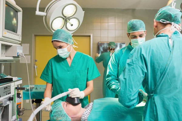 Zespół Medyczny Operujący Pacjenta Sali Operacyjnej — Zdjęcie stockowe