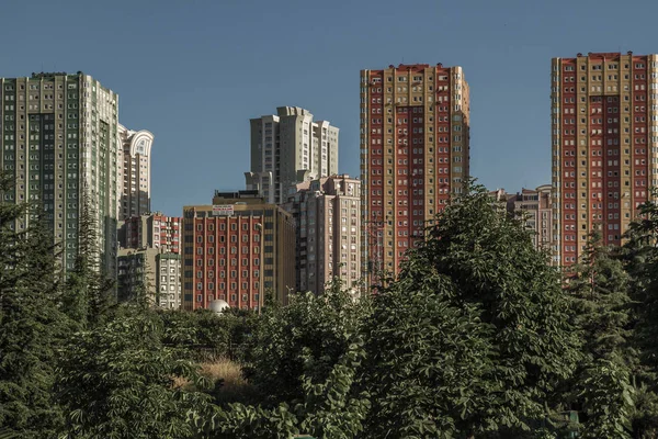 緑の公園フィールドからの大都市の建物の眺め — ストック写真