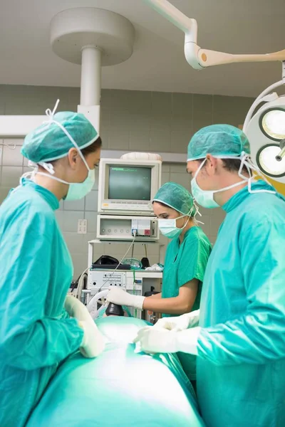 Zijaanzicht Van Een Chirurgisch Team Een Operatiekamer — Stockfoto