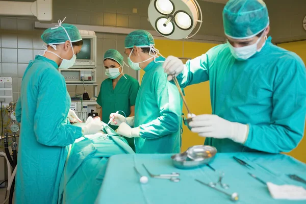 Cirurgiões Operando Paciente Uma Sala Cirurgia — Fotografia de Stock