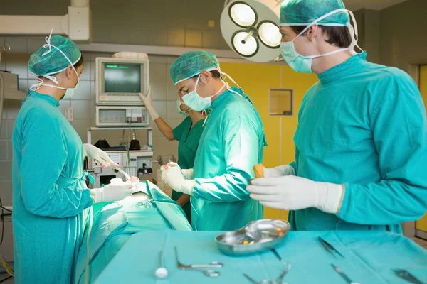 Serious Surgeons Operating Operating Theatre — Stock Photo, Image