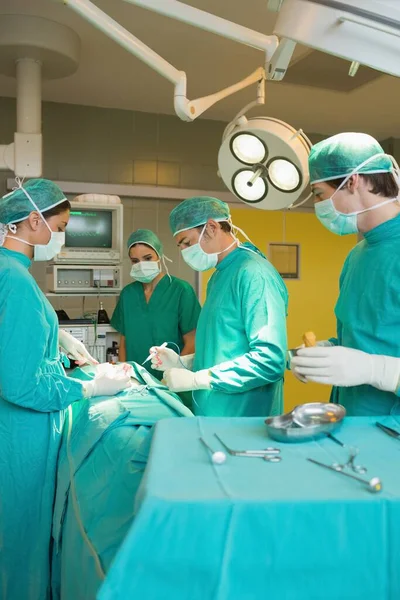 Pielęgniarka Przygotowuje Narzędzia Chirurga — Zdjęcie stockowe