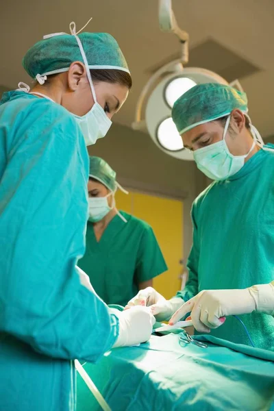 Серйозні Хірурги Працюють Пацієнтом Операційному Театрі — стокове фото
