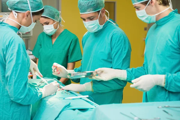 Ameliyathanede Bir Erkek Hemşirenin Cerraha Konteynır Vermesi — Stok fotoğraf