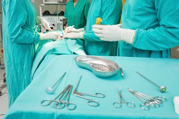 Primer Plano Las Herramientas Quirúrgicas Junto Los Cirujanos Quirófano —  Fotos de Stock