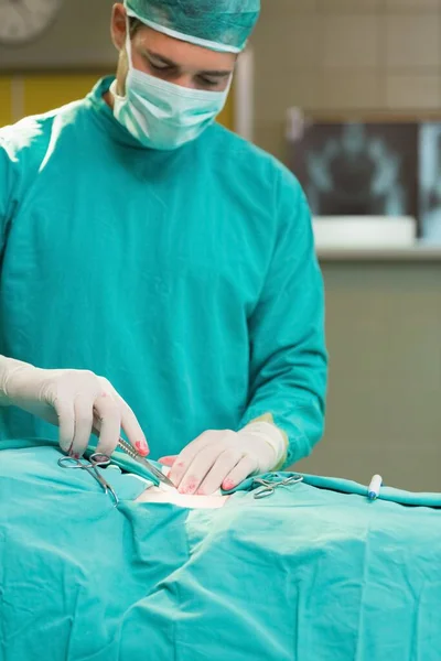 Detailní Záběr Chirurga Otevírajícího Pacienta Operačním Sále — Stock fotografie