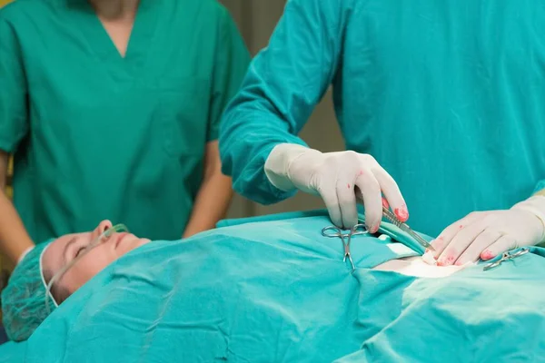 Close Surgeon Using Surgical Tool Operating Theatre — Stock Photo, Image