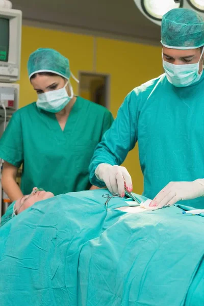 Chirurg Öffnet Einen Patienten Operationssaal — Stockfoto