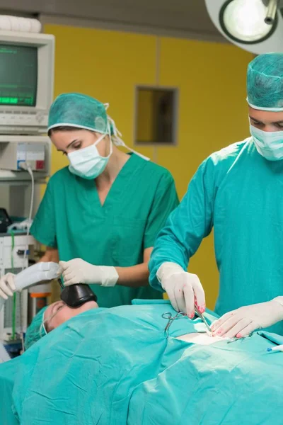 Chirurg Öffnet Einen Patienten Neben Einer Krankenschwester Operationssaal — Stockfoto