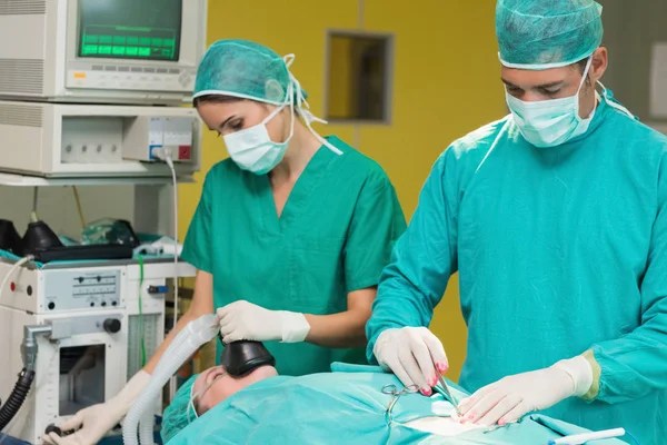 Serious Surgeon Using Surgical Scalpel Operating Theatre — Stock Photo, Image