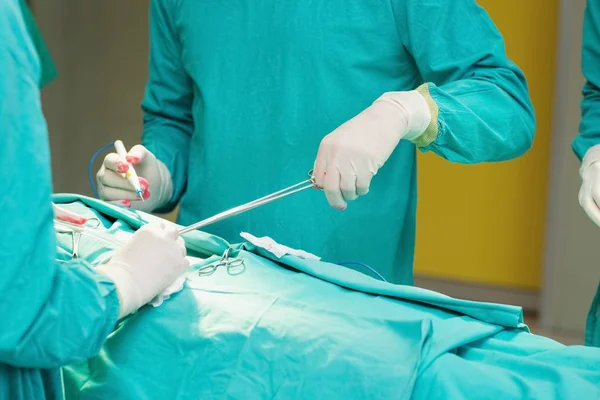 Cirujano Serio Que Utiliza Una Herramienta Quirúrgica Teatro Operaciones —  Fotos de Stock