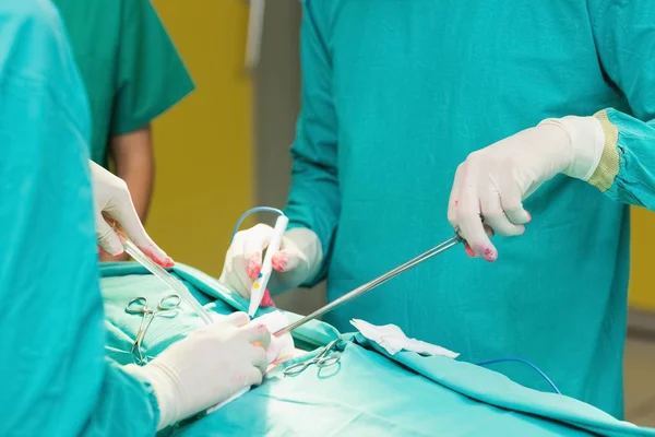 Närbild Kirurg Med Hjälp Kirurgisk Sax Operationssax — Stockfoto