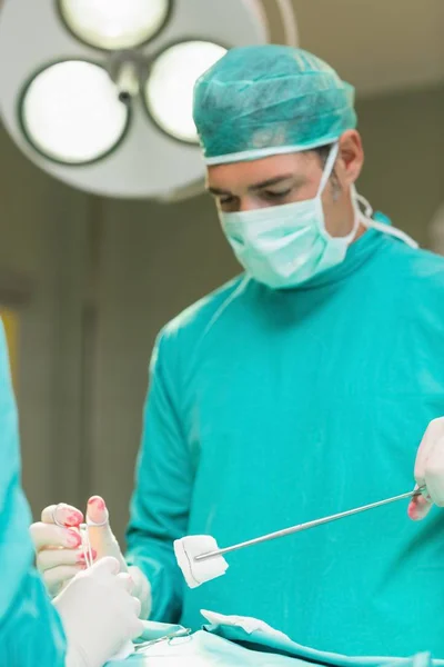 Cirurgião Sério Olhando Para Paciente Teatro Operacional — Fotografia de Stock