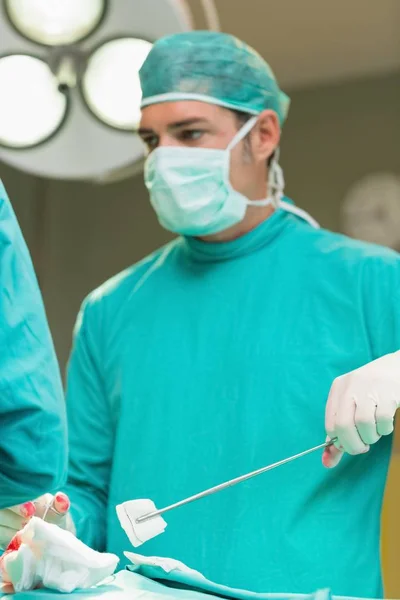 Σοβαρός Χειρουργός Που Κοιτάζει Κάτι Στο Χειρουργείο — Φωτογραφία Αρχείου