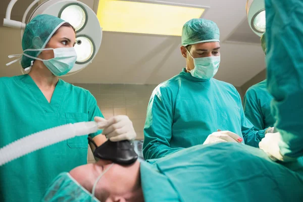 Ameliyathanede Cerraha Bakarken Elinde Maske Tutan Hemşire — Stok fotoğraf