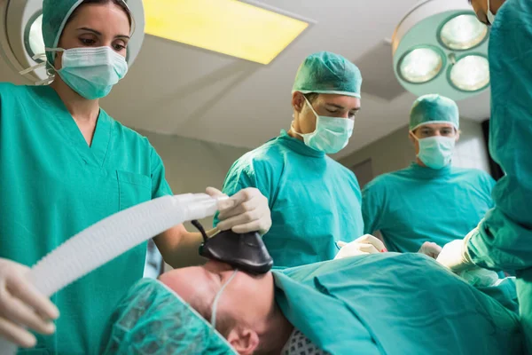 Vista Anestesista Segurando Tempo Olhando Para Paciente Uma Sala Cirurgia — Fotografia de Stock