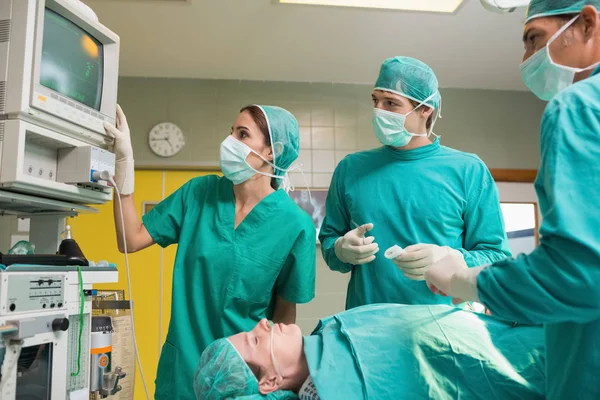 Pielęgniarki Chirurdzy Patrzący Monitor Sali Operacyjnej — Zdjęcie stockowe