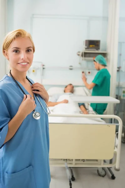 Блондинка Медсестра Посміхається Лікарні — стокове фото