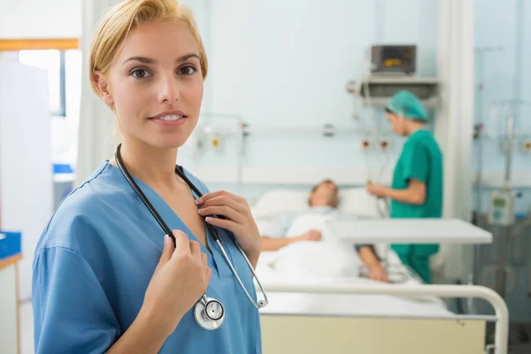 Infermiera Bionda Sorridente Piedi Ospedale — Foto Stock