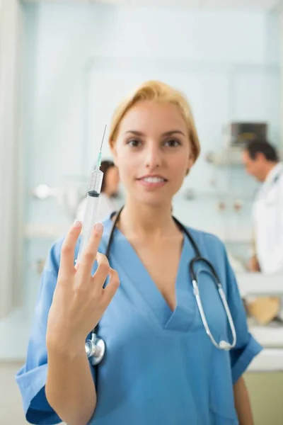 Enfermeira Loira Olhando Para Câmera Enquanto Segura Uma Seringa Enfermaria — Fotografia de Stock