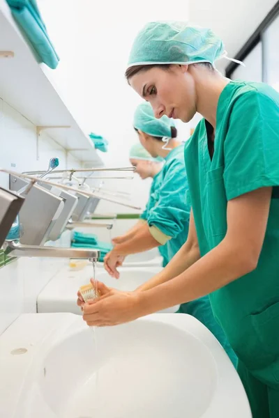 Suyun Altında Ellerini Fırçalayan Cerrahları Kapatın — Stok fotoğraf