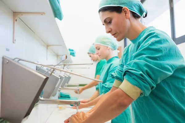 Chirurgiens Rinçant Les Mains Dans Une Salle Lavage — Photo