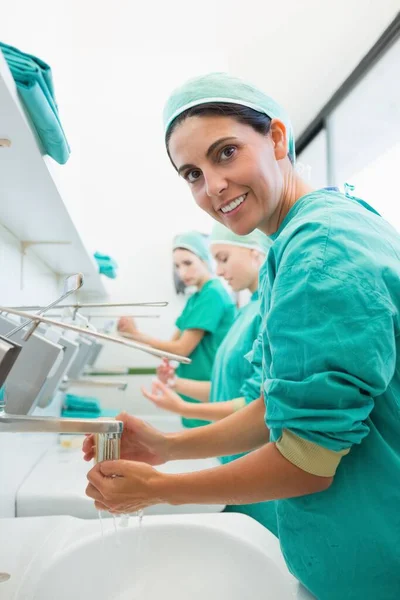 Chirurg Spült Hände Während Einer Waschküche Die Kamera Blickt — Stockfoto