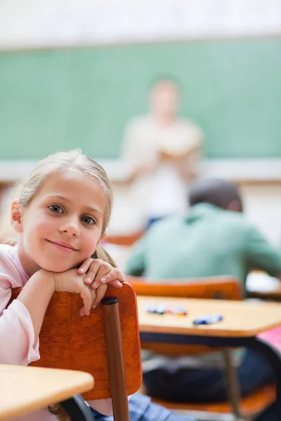 Aluno Ensino Fundamental Sonhando Durante Aula — Fotografia de Stock